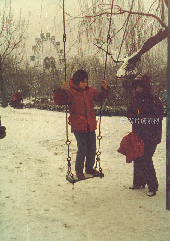 80年代中国小女孩与母亲在雪中的真实生活照片