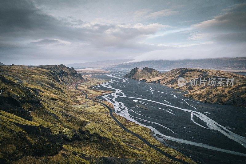 山地环境下河流排水的无人机视图