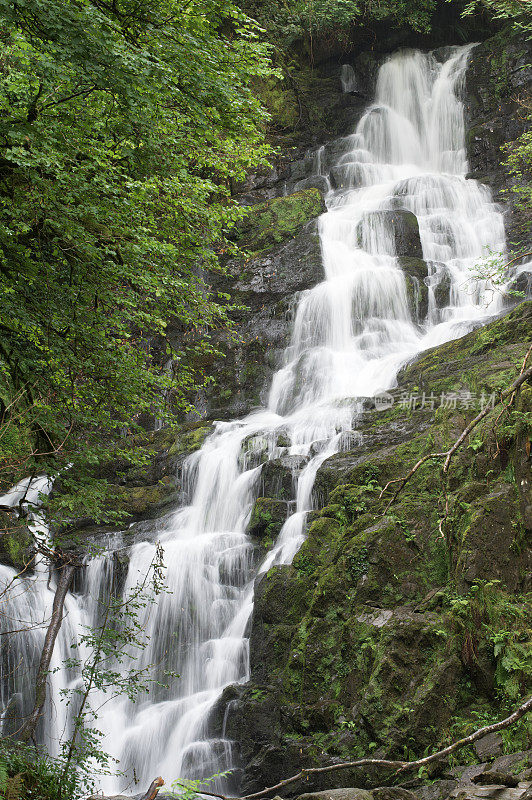 基拉尼国家公园的托克瀑布