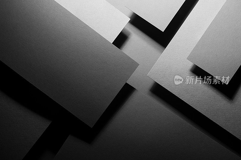 灰色碳抽象几何背景与飙升矩形表面与角，条纹，线在强光，黑色阴影，辉光，对比在优雅简单的现代简约风格，俯视图。