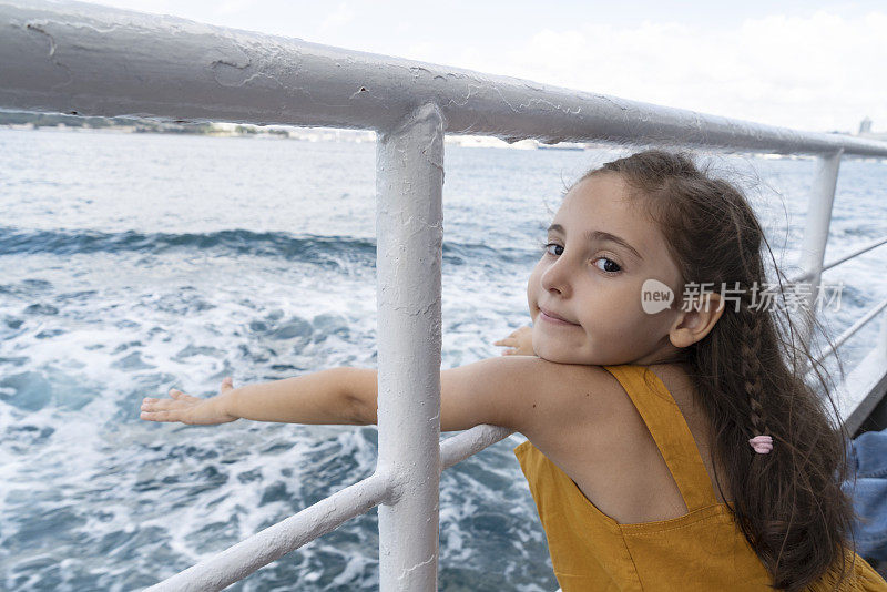 小女孩在渡船上旅行