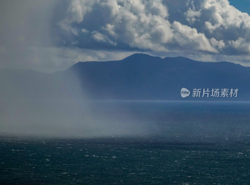 从空中看到的福沃斯海峡的倾盆大雨。新西兰的斯图尔特岛。