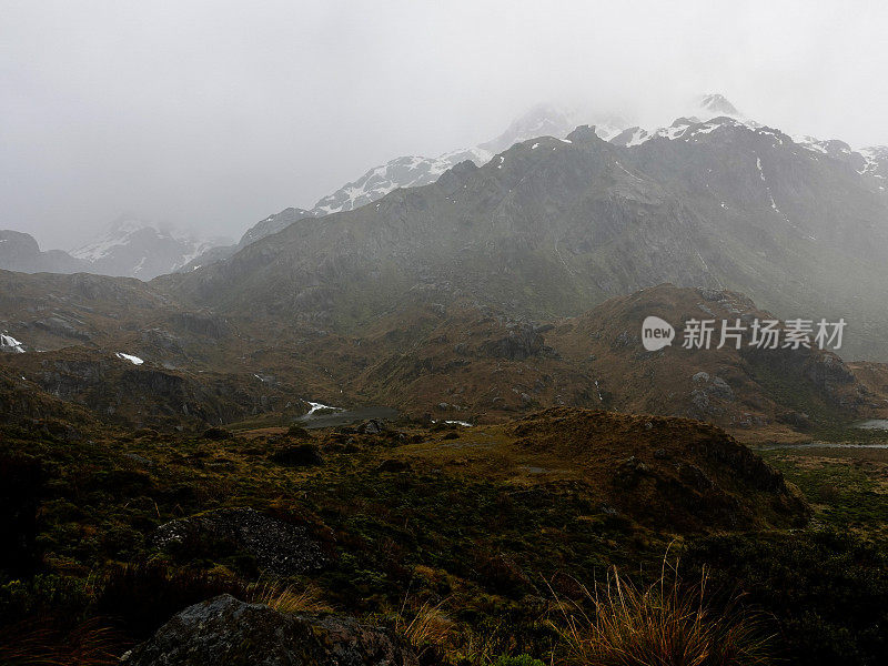 暴雨和强风。接近哈里斯峰，路特本赛道，新西兰。