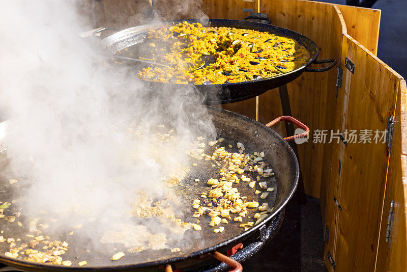 斯洛文尼亚的街头食品市场上，土豆和海鲜饭在大煎锅里滋滋作响