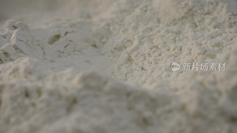 白面粉的特写。资料片。白色的纯面粉在烘焙准备前被过滤。白色致密但易碎的粉末或面粉