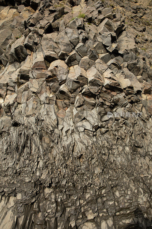 柱状玄武岩熔岩岩，由熔岩冷却形成，具有独特的扁平柱