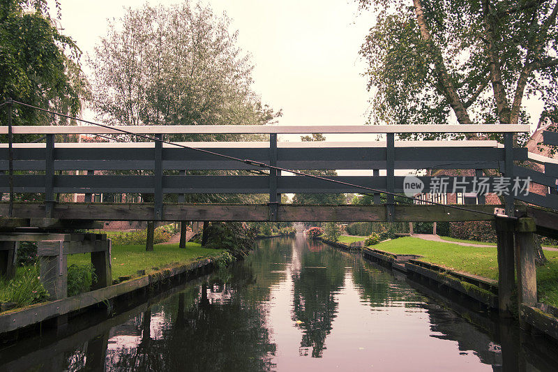位于Weerribben-Wieden自然保护区的Dwarsgracht村桥