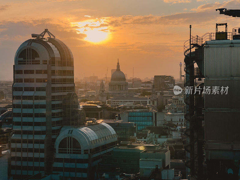 日落下的伦敦城市景观