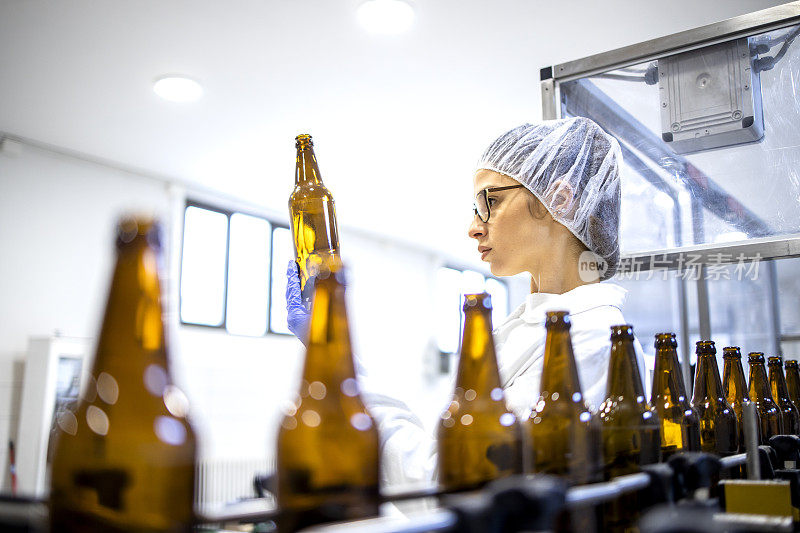 在酒精饮料装瓶厂控制啤酒生产的女厂长。