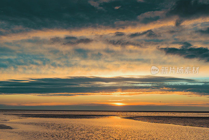 在一天结束的时候，Senset在Schiermonnikoog岛的海滩上