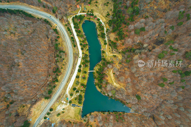 道路之间的天然湖泊和森林