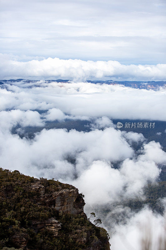 山中有云，背景有复制空间