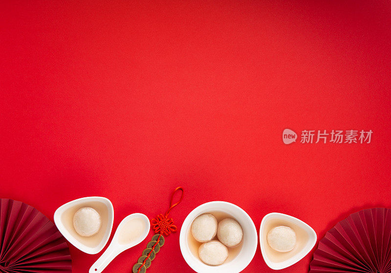 中国农历新年概念。红桌上的甜汤圆