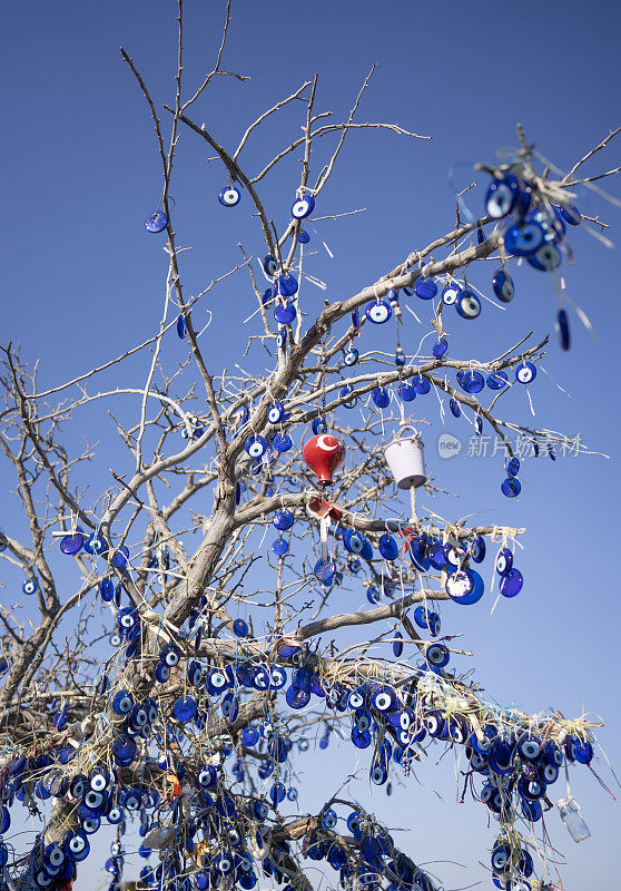 土耳其卡帕多西亚的一棵树上邪恶之眼的纳扎尔护身符