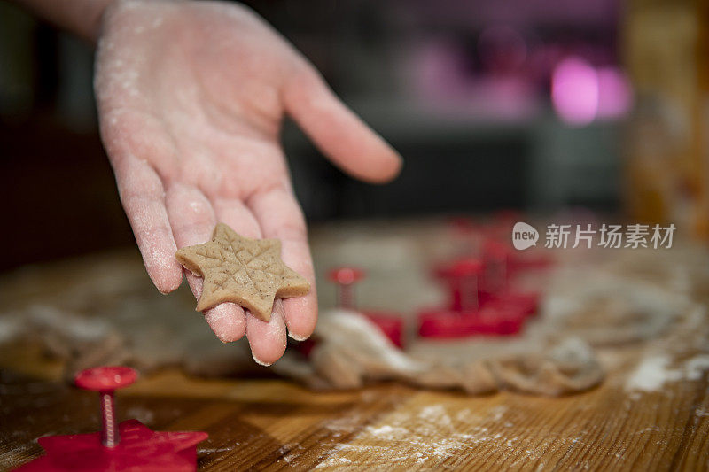 白人女孩做姜饼饼干