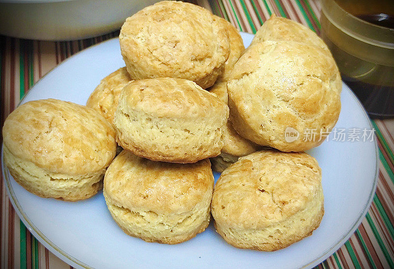 自制的白色盘子圆烤饼