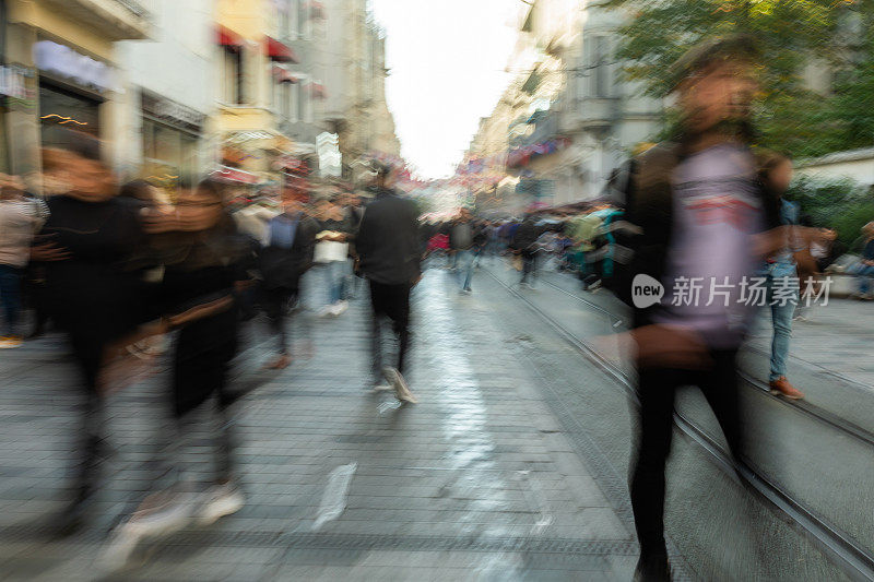 一群不知名的人走在繁忙的城市街道上