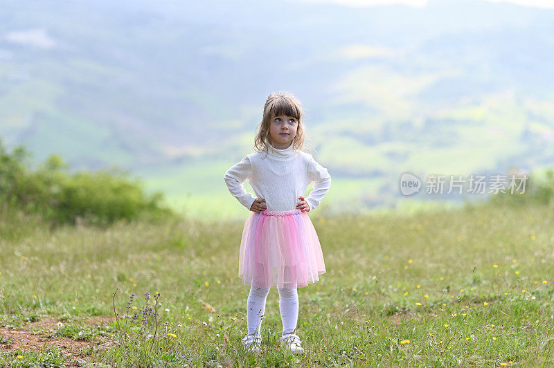 快乐的白人女孩3岁在意大利山村发现自然。意大利春季空缺快乐