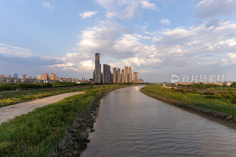 沿河的城市被绿地覆盖