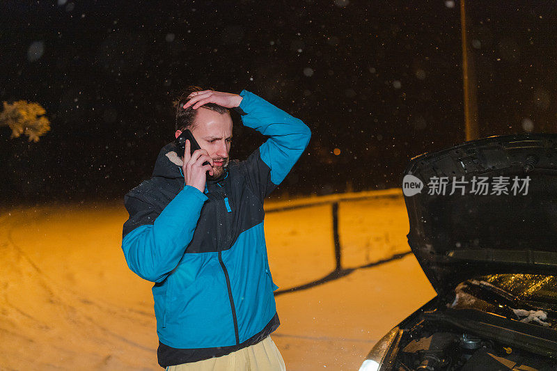 压力大的年轻人打电话求助，因为他的车被困在雪里了