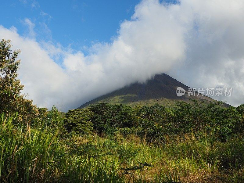 阿雷纳尔火山，蓝天