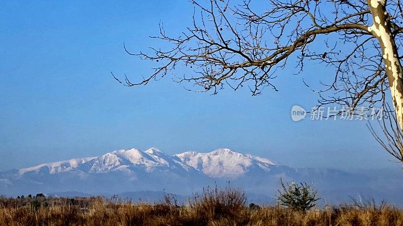 白雪皑皑的卡尼古山