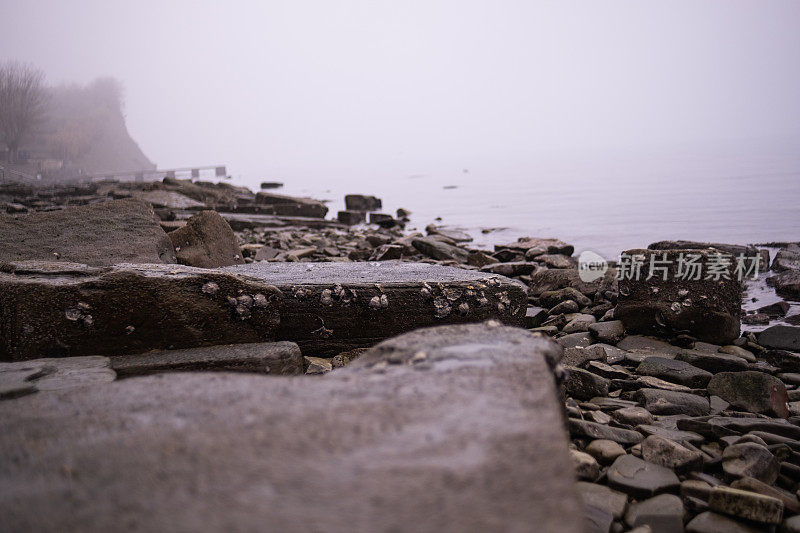 荒凉的地中海海滩上被侵蚀的岩石