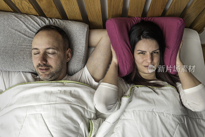 由于阻塞性睡眠呼吸暂停，男子带着cpap面罩睡觉