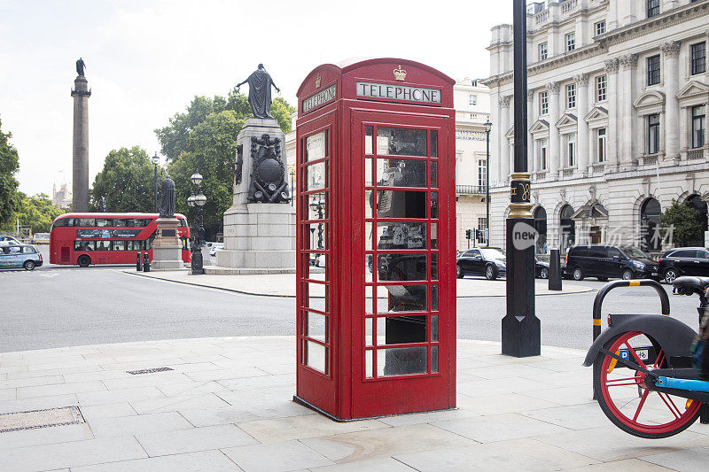 伦敦市中心的红色电话亭