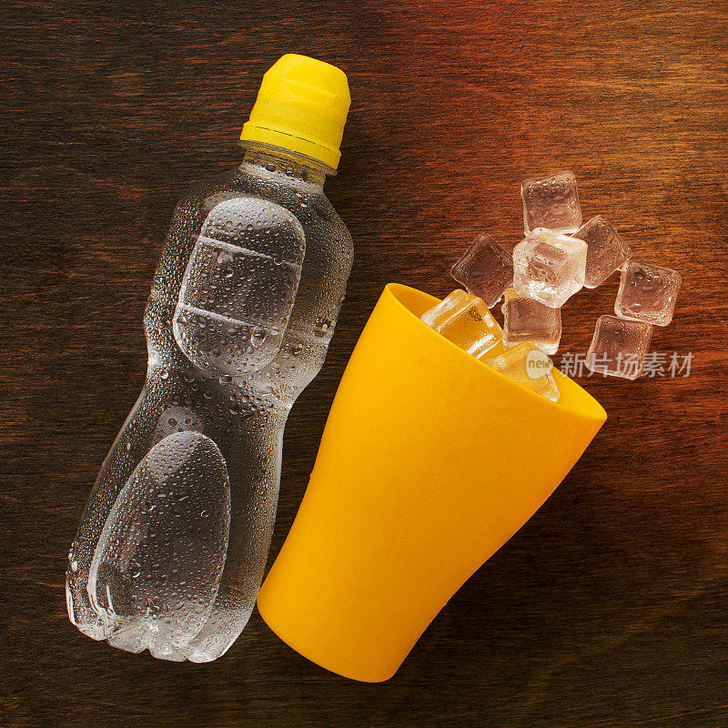 塑料瓶水柠檬顶视图