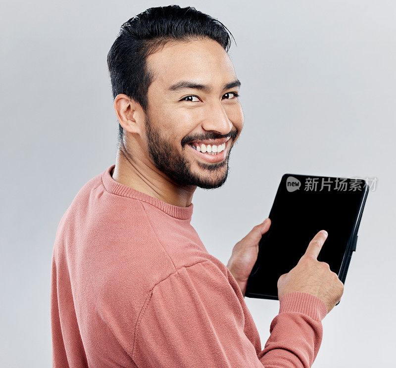 肖像，微笑和亚洲男子与平板电脑在工作室孤立的灰色背景。脸，科技和快乐的男性模特与数字触摸屏社交媒体，网页滚动或互联网浏览