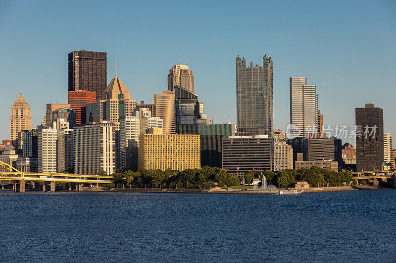 宾夕法尼亚州匹兹堡的市景。阿勒格尼河和莫农加希拉河的背景。俄亥俄河。匹兹堡市中心有摩天大楼和美丽的天空