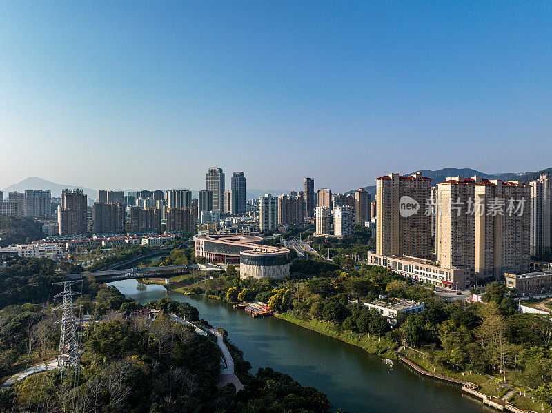 河流环抱的宜居城市的绿化和居住建筑