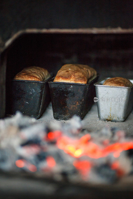 在开放式烤箱中烘焙自制面包的模板。