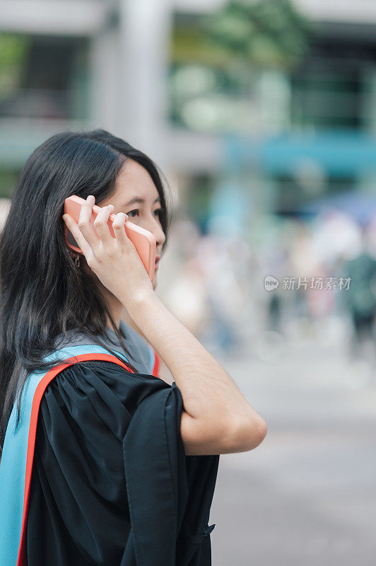 快乐的Z世代2023亚洲女性在她的毕业日泰国曼谷