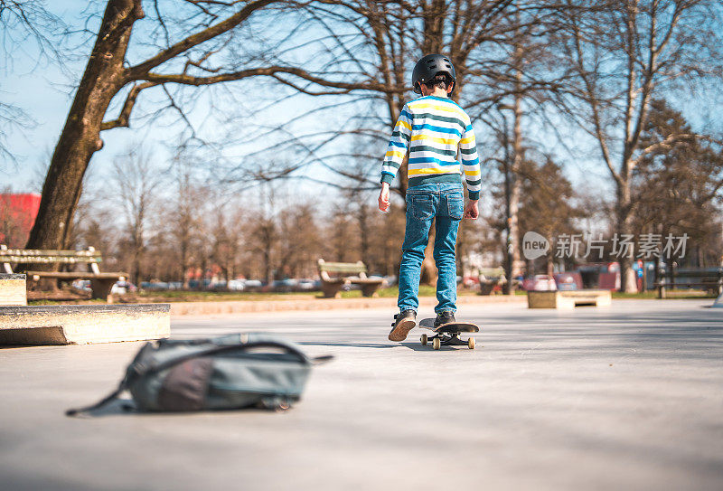 滑冰公园里的混合种族滑冰男孩