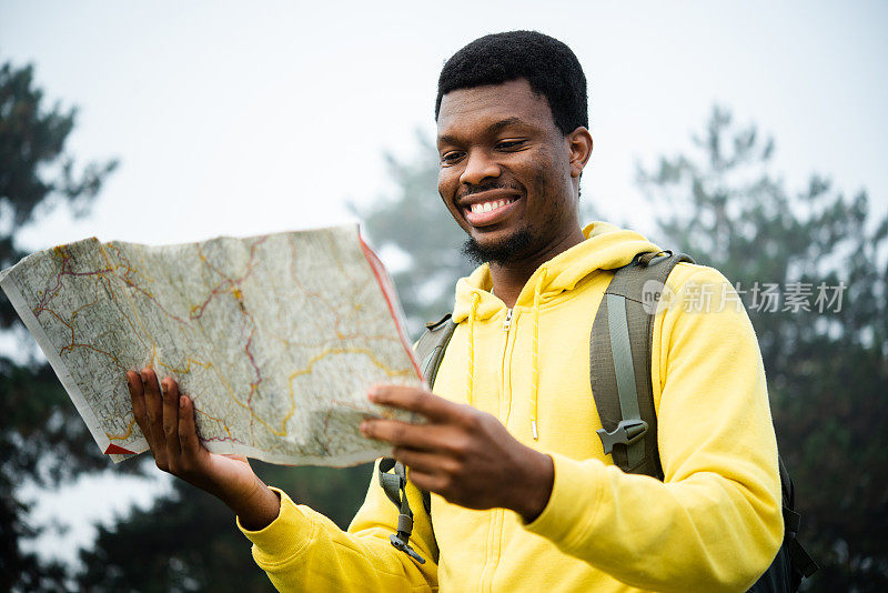 非裔美国游客探索地图