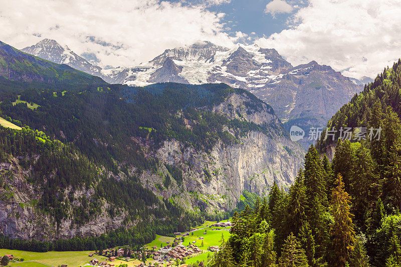 山的风景。Lauterbrunnen。瑞士。伯尔尼州。穆伦村庄。夏天。绿草