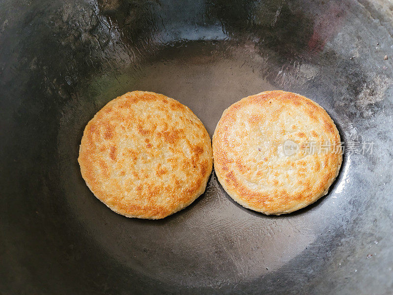 平底锅里的煎饼