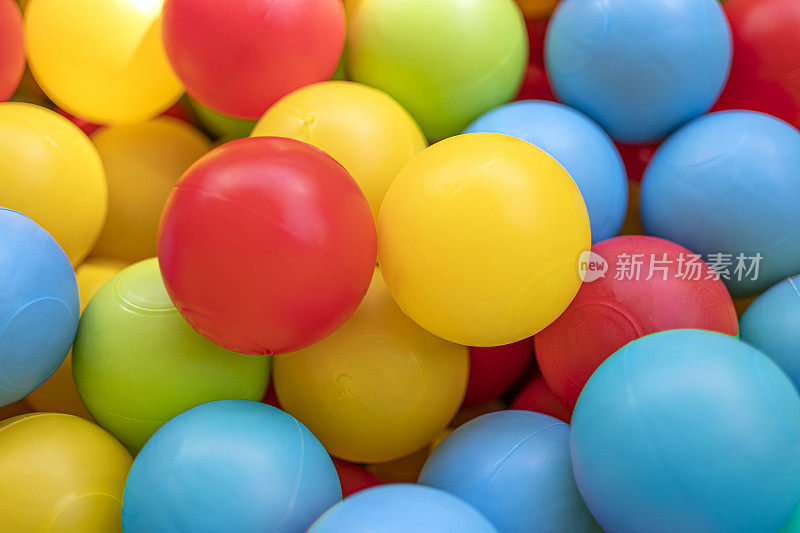 明亮的多色球为儿童游戏干池