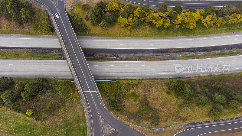 高速公路大桥的鸟瞰图