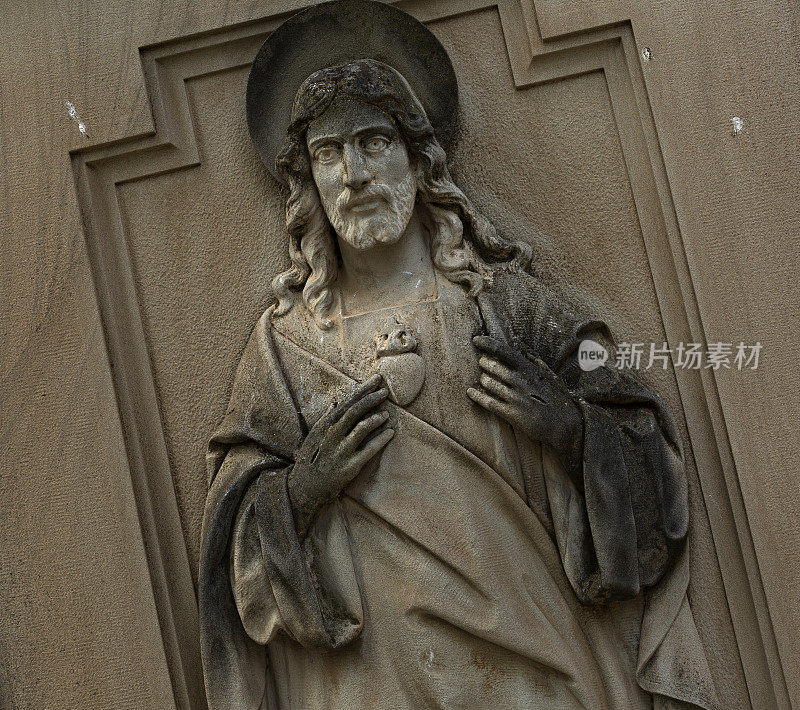 基督的形象被框在棕色的墓碑上