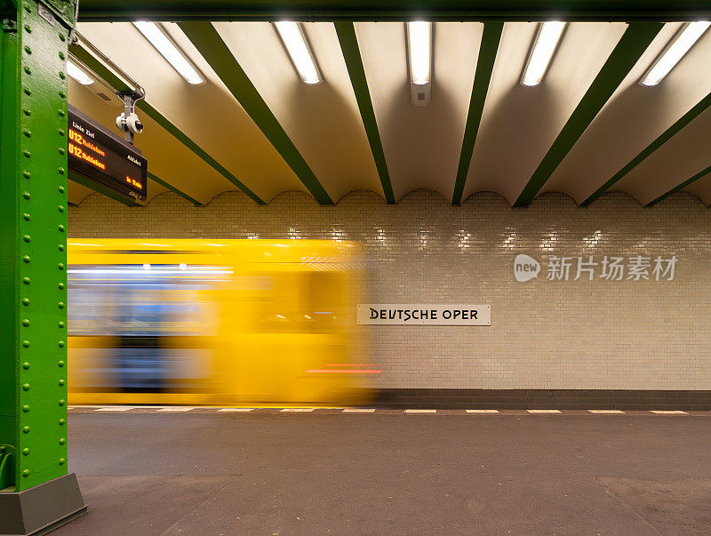 地铁列车在德国开放车站的模糊运动