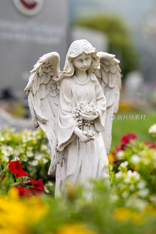 坟墓上的女天使雕像。