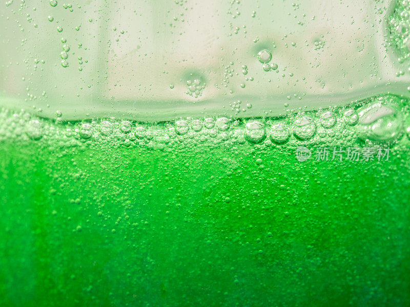 浓稠的绿色液体中的气泡特写