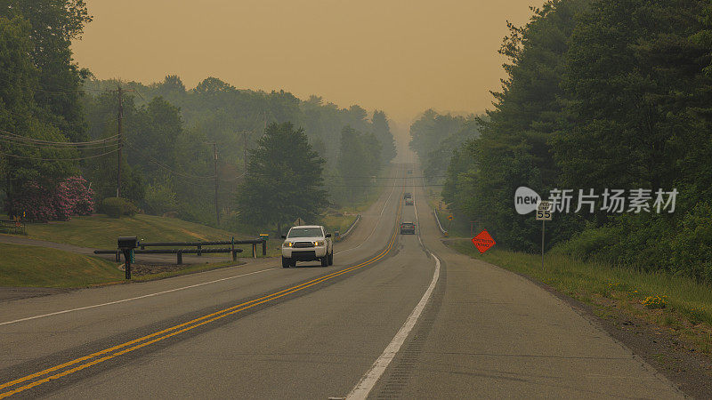 道路消失在烟雾中:高速公路消失在烟雾中。宾夕法尼亚州波科诺斯市阿巴拉契亚山脉吉姆·索普的农村地区