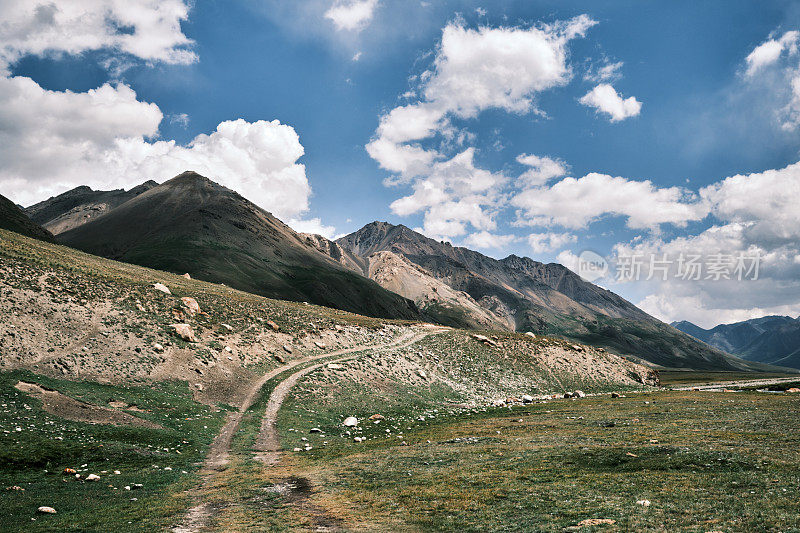 背对山峰的土路