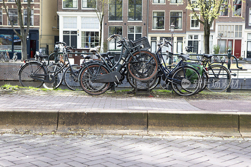 自行车停在运河边的人行道上