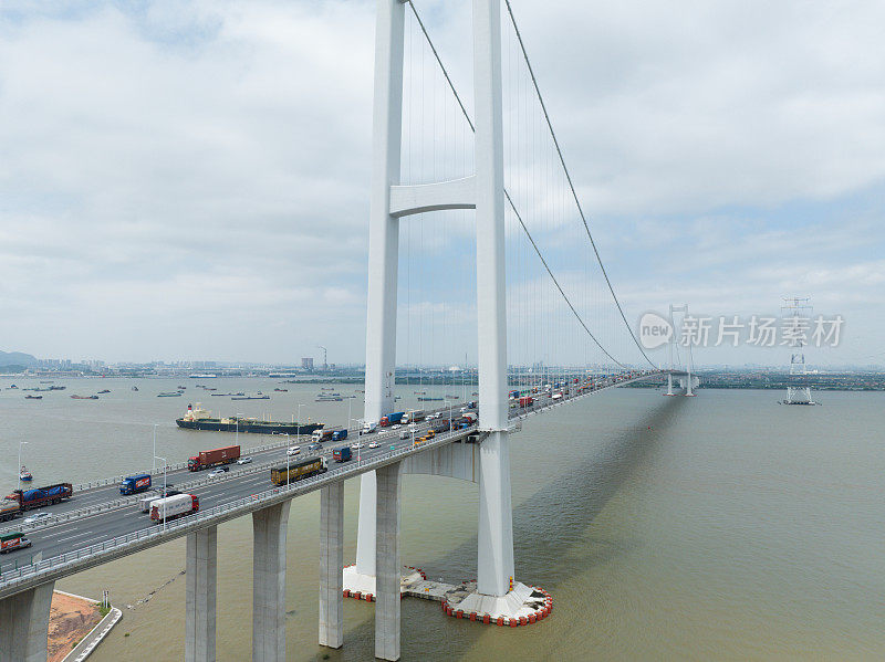 交通便捷的跨江大桥