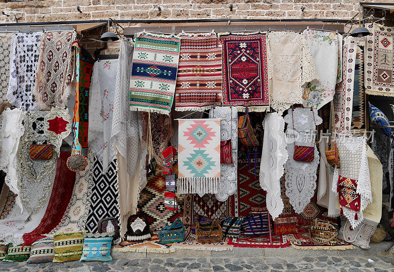 阿尔巴尼亚Korca的旧奥斯曼集市上悬挂着出售的彩色地毯。
